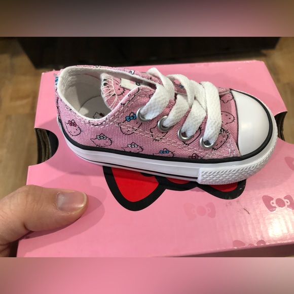 New In Box Hello Kitty Converse - Picture 5 of 7